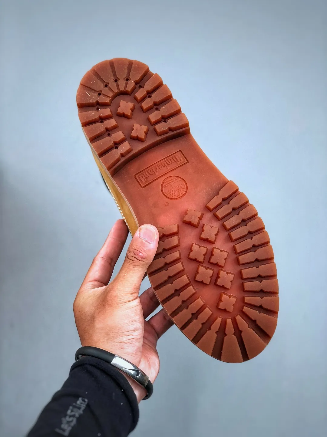 Local pick-up 💰600 available in stores [New product real shots] Dongguan original Y version #Men's and women's shoes true standard half size Dongguan OEM quality #Upgraded original 2025 version packaging box and accessories #Original last paper version data development version #Original Baoyuan injection machine #Three-line computer sewing lines are in line #Using the same source of imported first-layer frosted leather It has the function of resisting water splashing (all interiors are made of real leather materials!!) #Original consistent full nubuck leather collar #Anti-fatigue shock-absorbing honeycomb PU insole #Lightweight anti-slip rubber foam combination bottom ❗ The world's leading outdoor brand·Timberland/Timberland Fatigue Chukka Nubuck Boots classic outdoor short-cut all-match workwear Martin boots "Wheat Yellow Black" Size: Female 35.5 36 37 38 39 Male 39.5 40 41 42 43 44 (Leather shoe size: one size larger than sports shoes!) Original hardware molded shoelace buckle Newly upgraded top-notch craftsmanship Original OEM in Zhongshan Original imported waterproof leather Injection outsole Horizontal folding, dynamic water-repellent, original and consistent full nubuck leather collar, all-cow lining, brand new original packaging shoe box, exclusive supply in the market